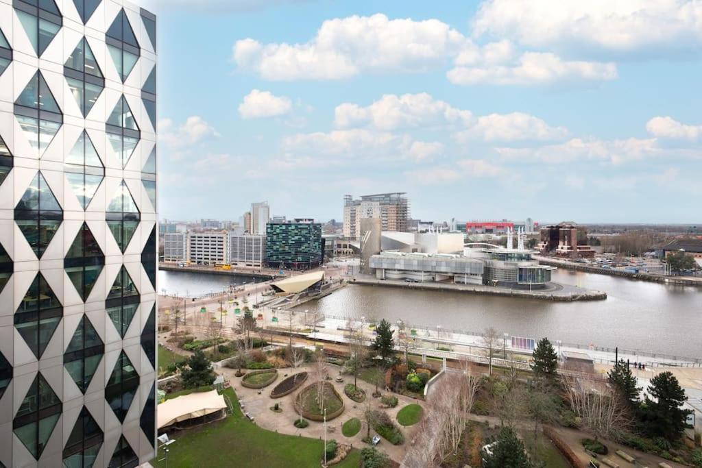 Stylish Mediacity 2Bed, Sleeps 6, Amazing Views Манчестер Экстерьер фото