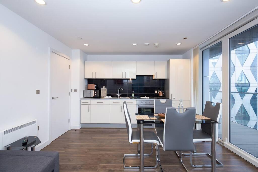 Stylish Mediacity 2Bed, Sleeps 6, Amazing Views Манчестер Экстерьер фото