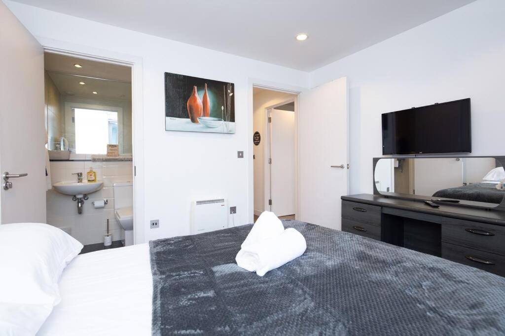 Stylish Mediacity 2Bed, Sleeps 6, Amazing Views Манчестер Экстерьер фото
