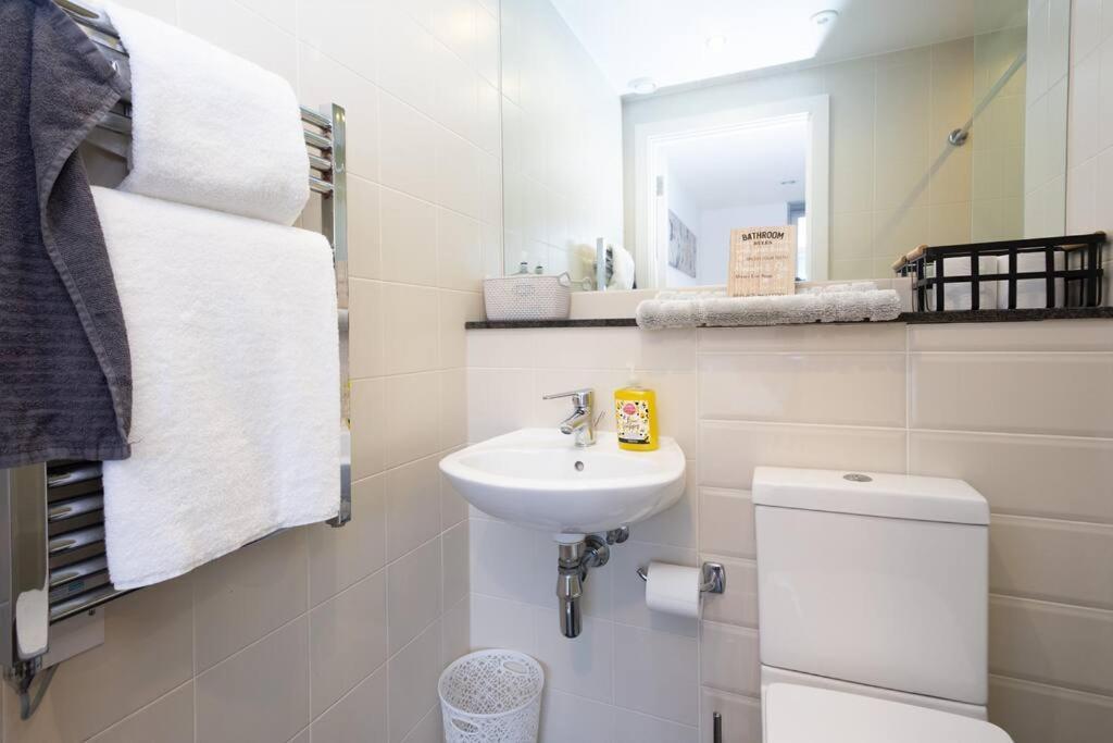 Stylish Mediacity 2Bed, Sleeps 6, Amazing Views Манчестер Экстерьер фото