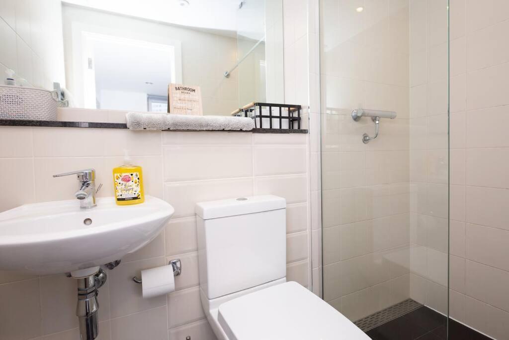 Stylish Mediacity 2Bed, Sleeps 6, Amazing Views Манчестер Экстерьер фото