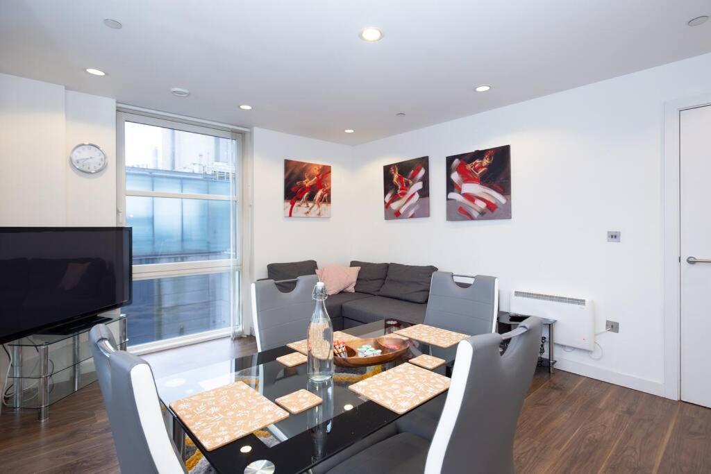 Stylish Mediacity 2Bed, Sleeps 6, Amazing Views Манчестер Экстерьер фото