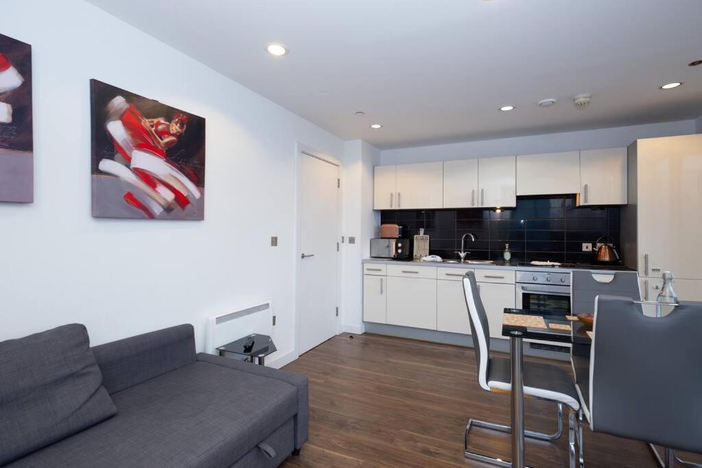 Stylish Mediacity 2Bed, Sleeps 6, Amazing Views Манчестер Экстерьер фото